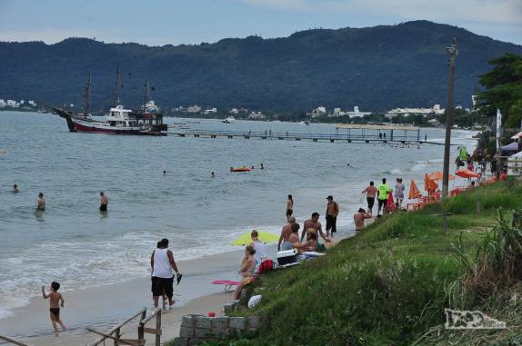 A estreita faixa de areia de Canasvieiras, praia no norte de Florianópolis, Santa Catarina
